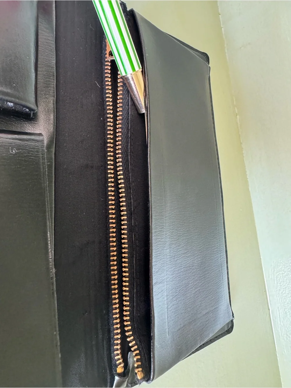 Vintage Aristocrat Fifth avenue genuine leather black wallet with gold hardware